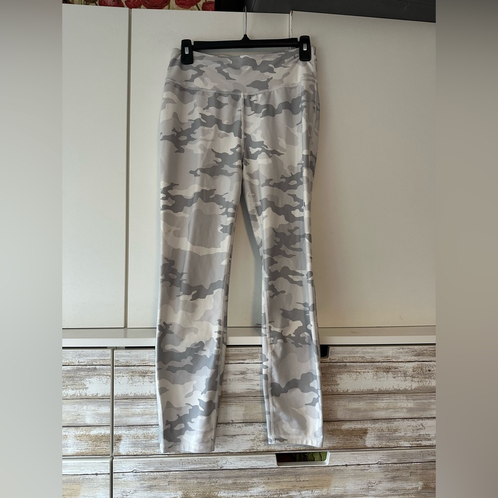 🤍🩶 Avia Gray White Camo Leggings Cropped Activewear Size Small